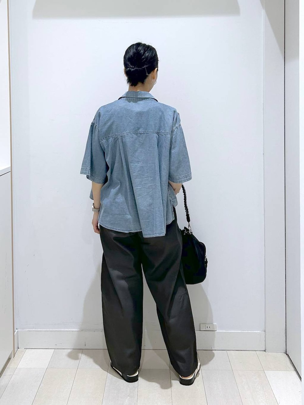 ブラック系のショルダーバッグ、ホワイト系のTシャツ/カットソー、ブルー系のシャツ/ブラウスを着用したレディースの夏コーディネートの3枚目の写真