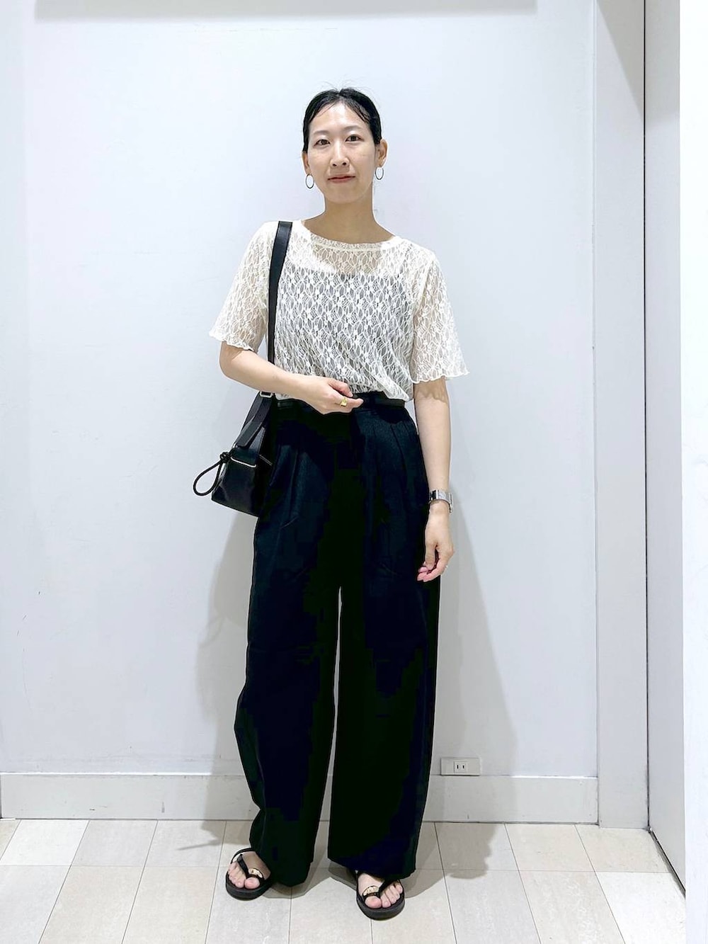 ブラック系のその他パンツ、ブラック系のショルダーバッグ、ホワイト系のTシャツ/カットソーを着用したレディースの夏コーディネートの5枚目の写真