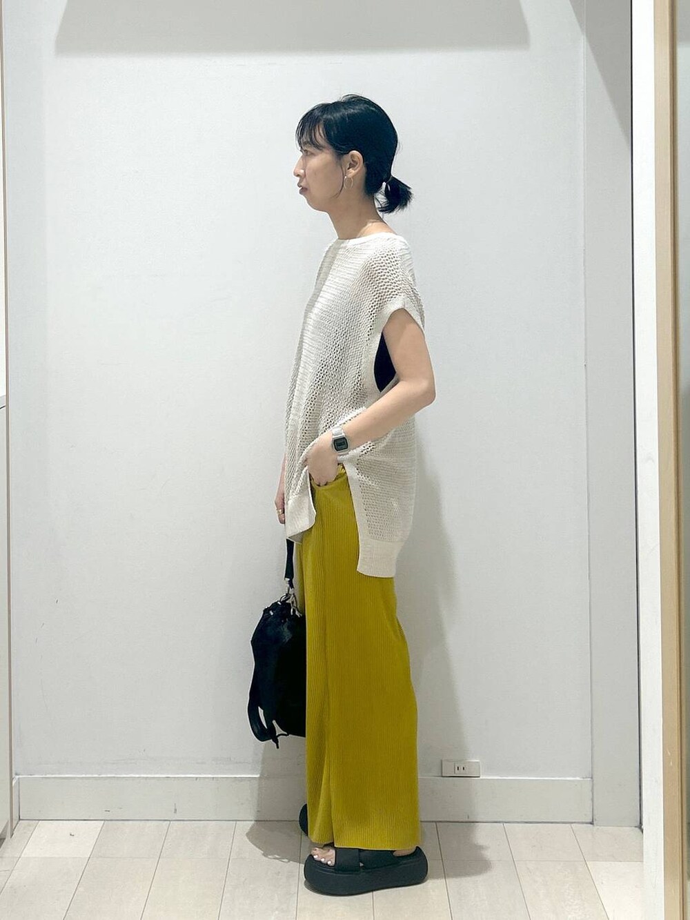 ブラック系のサンダル、ベージュ系のTシャツ/カットソー、イエロー系のその他パンツを着用したレディースの夏コーディネートの4枚目の写真