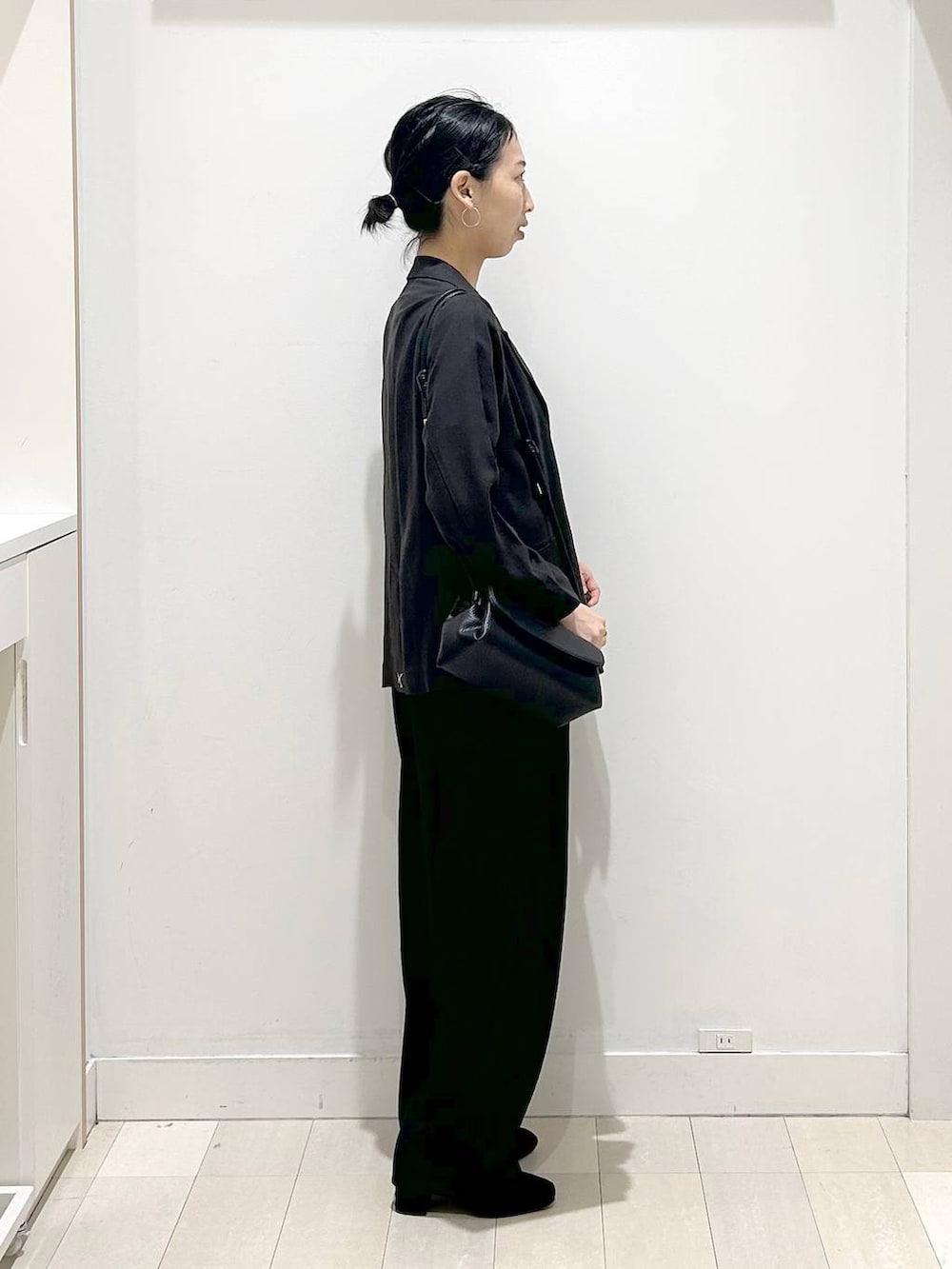 ブラック系のローファー、ブラック系のショルダーバッグ、ブラック系のテーラードジャケットを着用したレディースの春コーディネートの4枚目の写真
