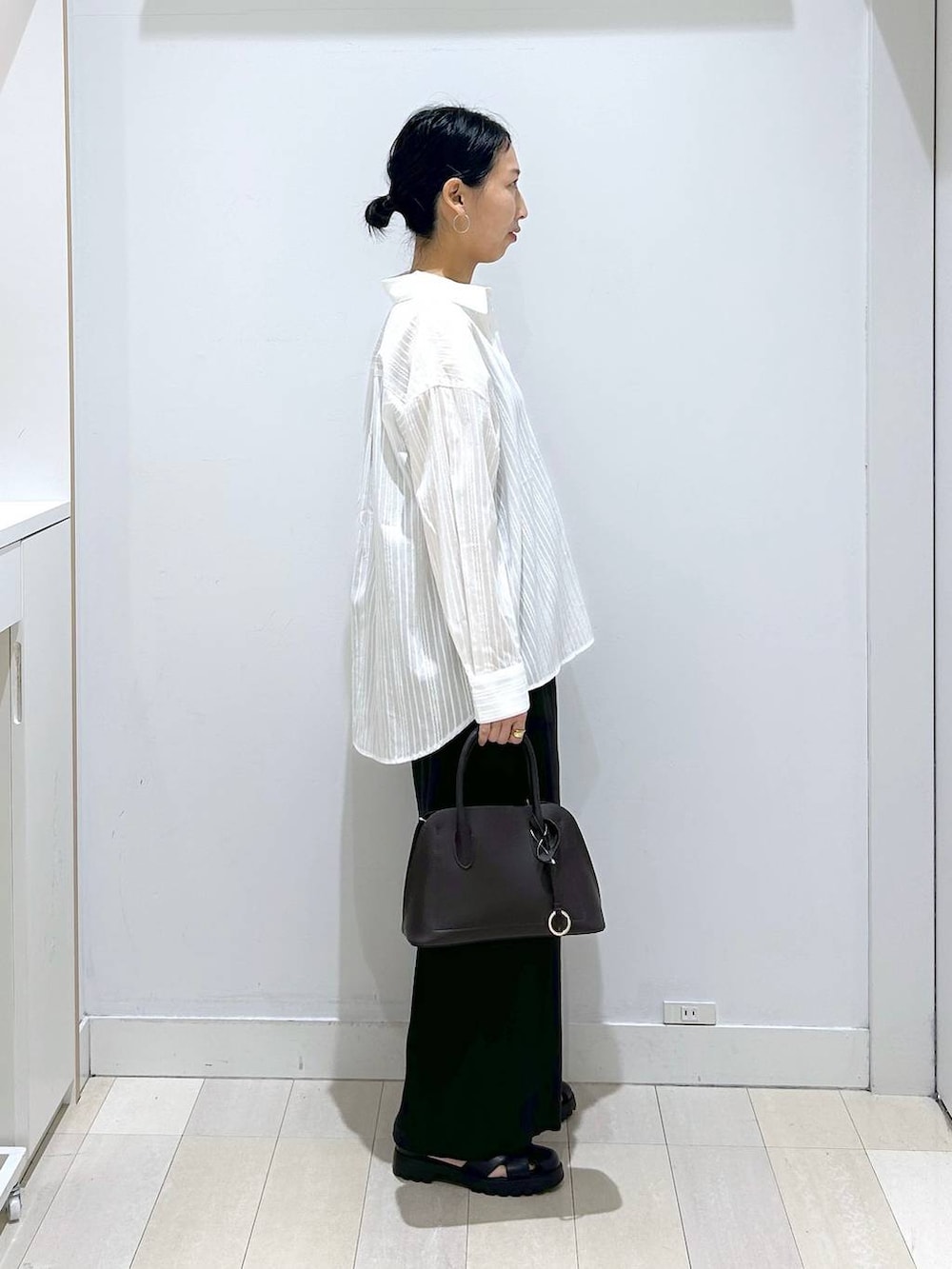 ブラック系のショルダーバッグ、ブラック系のその他パンツ、ブラック系のサンダルを着用したレディースの春コーディネートの4枚目の写真