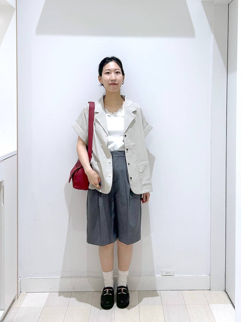 ブラック系のローファー、ベージュ系のシャツ/ブラウス、ホワイト系のタンクトップを着用したレディースの夏コーディネートの5枚目の写真