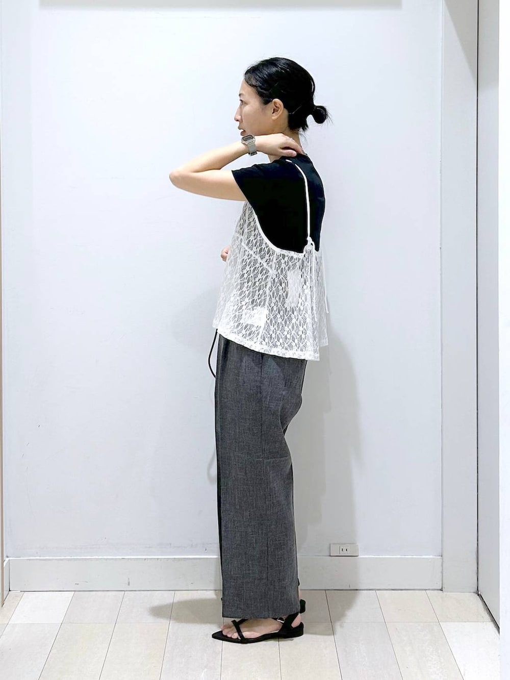 グレー系のトートバッグ、グレー系のその他パンツ、ブラック系のTシャツ/カットソーを着用したレディースの夏コーディネートの2枚目の写真