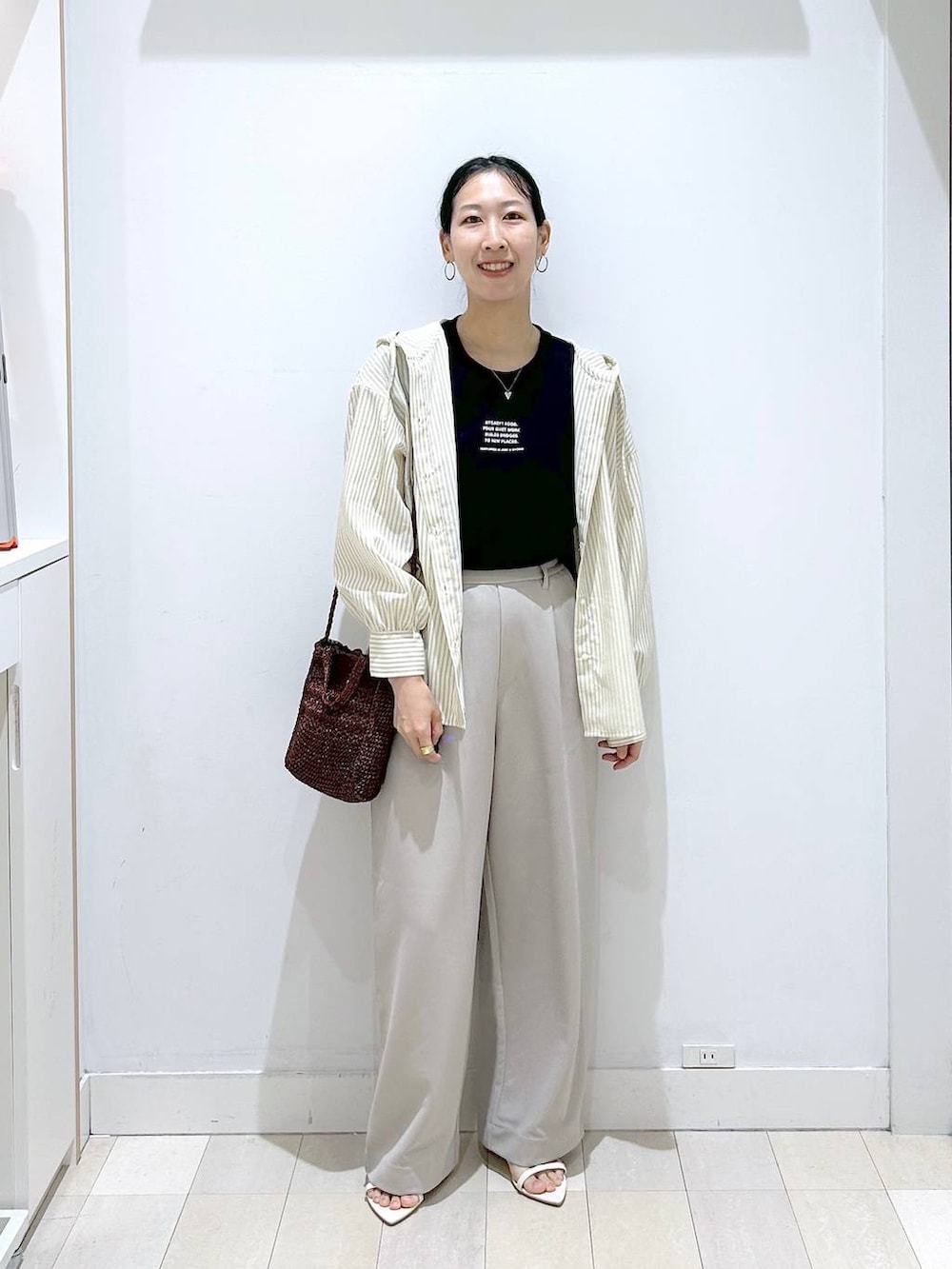 ブラック系のTシャツ/カットソー、ブラウン系のTシャツ/カットソー、ベージュ系のその他パンツを着用したレディースの夏コーディネートの5枚目の写真