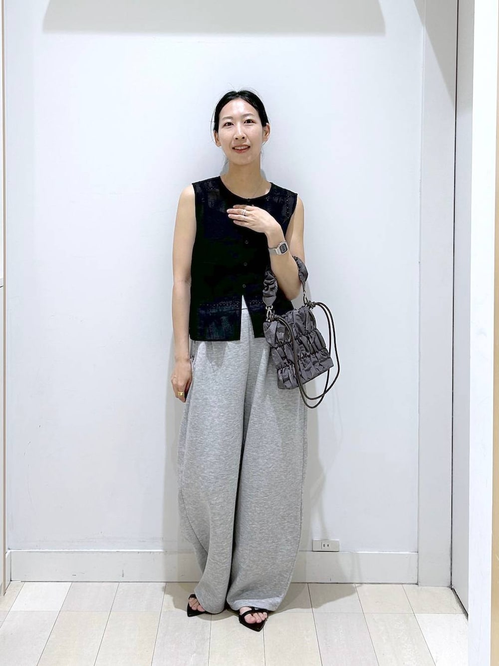 グレー系のトートバッグ、グレー系のその他パンツ、ブラック系のベストを着用したレディースの夏コーディネートの5枚目の写真