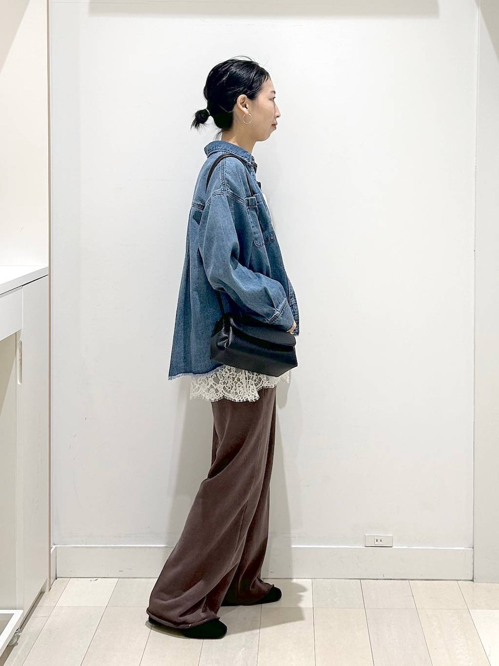 ブラック系のローファー、ブラック系のショルダーバッグ、ブルー系のシャツ/ブラウスを着用したレディースの春コーディネートの4枚目の写真