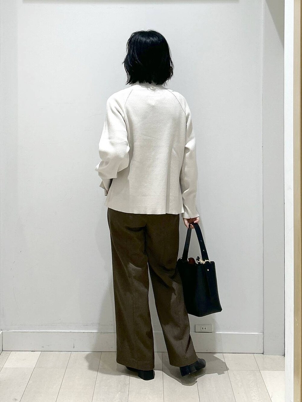 ブラック系のショルダーバッグ、ブラウン系のその他パンツ、ブラック系のブーツを着用したレディースの冬コーディネートの3枚目の写真