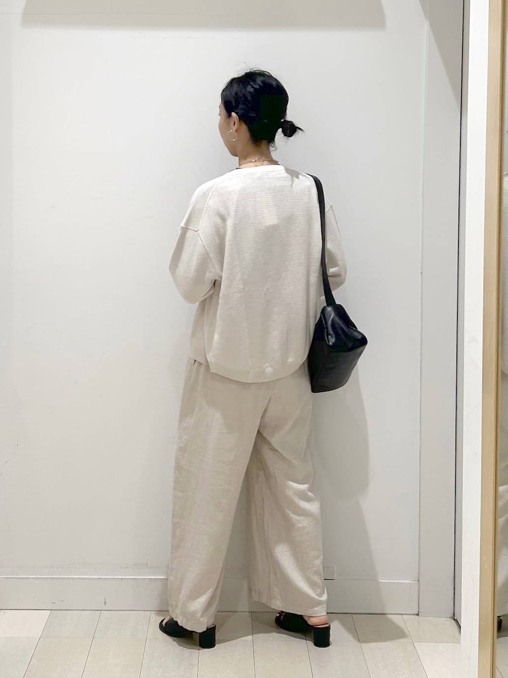 ホワイト系のその他パンツ、ブラック系のショルダーバッグ、ブルー系のTシャツ/カットソーを着用したレディースの春コーディネートの3枚目の写真
