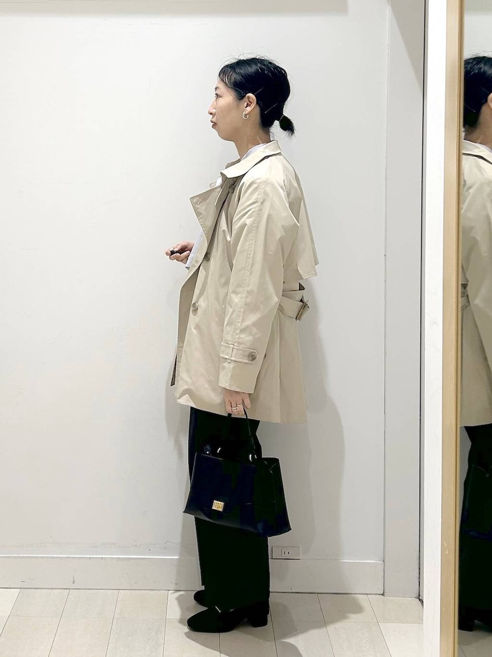 ブラック系のローファー、ブルー系のシャツ/ブラウス、ブラック系のショルダーバッグを着用したレディースの春コーディネートの4枚目の写真