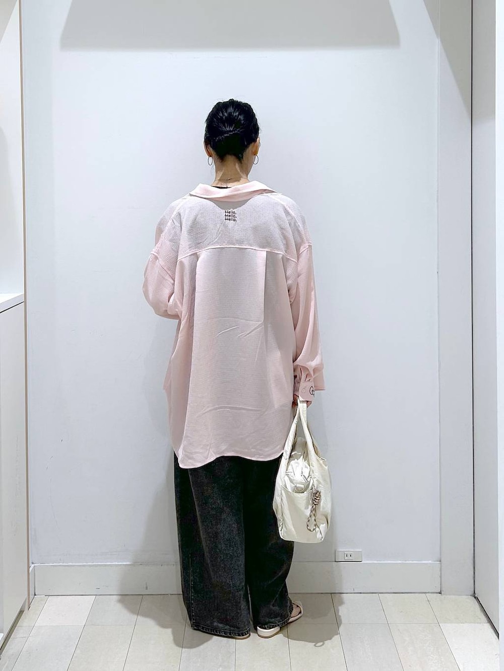 ホワイト系のトートバッグ、ブラック系のデニムパンツ、ブラック系のTシャツ/カットソーを着用したレディースの夏コーディネートの3枚目の写真