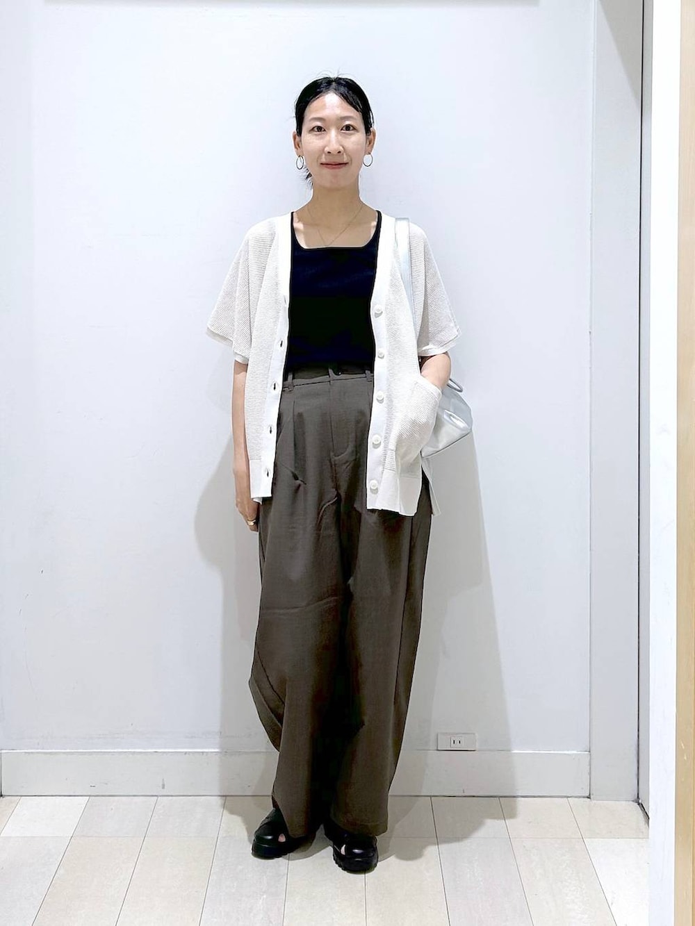 ブラウン系のその他パンツ、シルバー系のショルダーバッグ、ブラック系のタンクトップを着用したレディースの春コーディネートの5枚目の写真