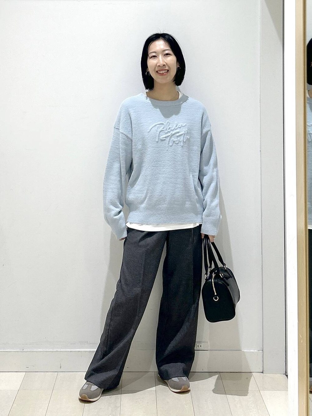 グレー系のスニーカー、グレー系のその他パンツ、ホワイト系のTシャツ/カットソーを着用したレディースの秋コーディネートの5枚目の写真