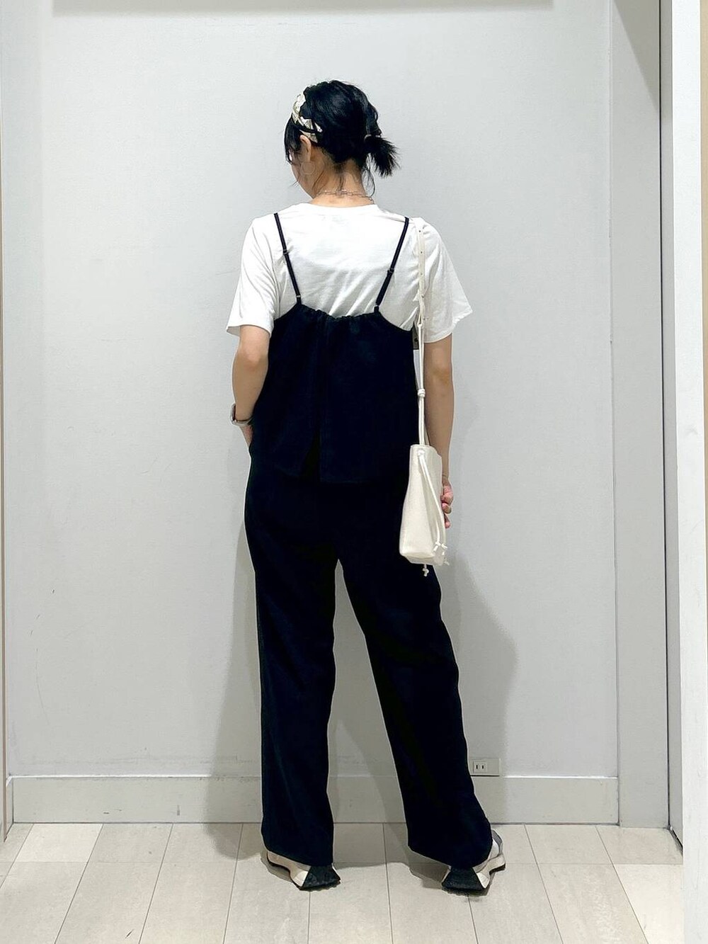 ホワイト系のショルダーバッグ、ブラック系のサロペット/オーバーオール、ブラック系のその他ヘアアクセサリーを着用したレディースの夏コーディネートの3枚目の写真