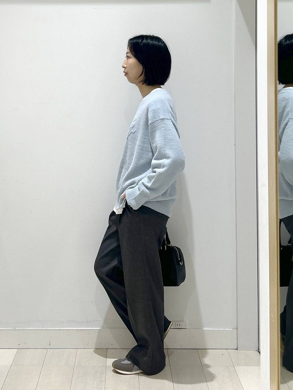 グレー系のスニーカー、グレー系のその他パンツ、ホワイト系のTシャツ/カットソーを着用したレディースの秋コーディネートの4枚目の写真