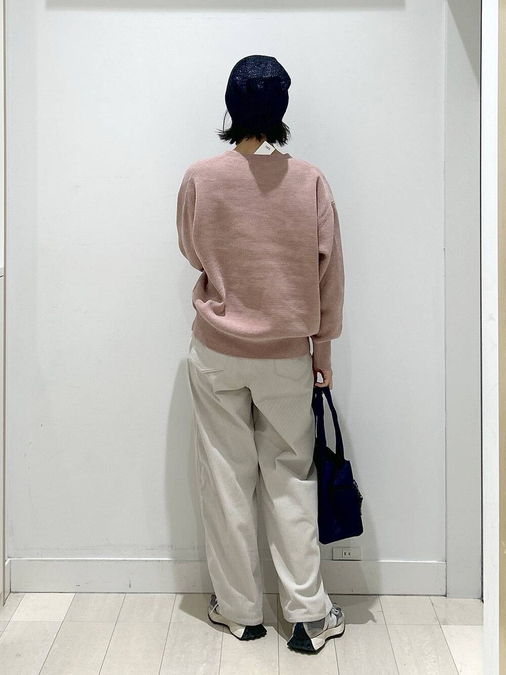 ブルー系のトートバッグ、グレー系のその他パンツ、ブラック系のニットキャップ/ビーニーを着用したレディースの冬コーディネートの3枚目の写真