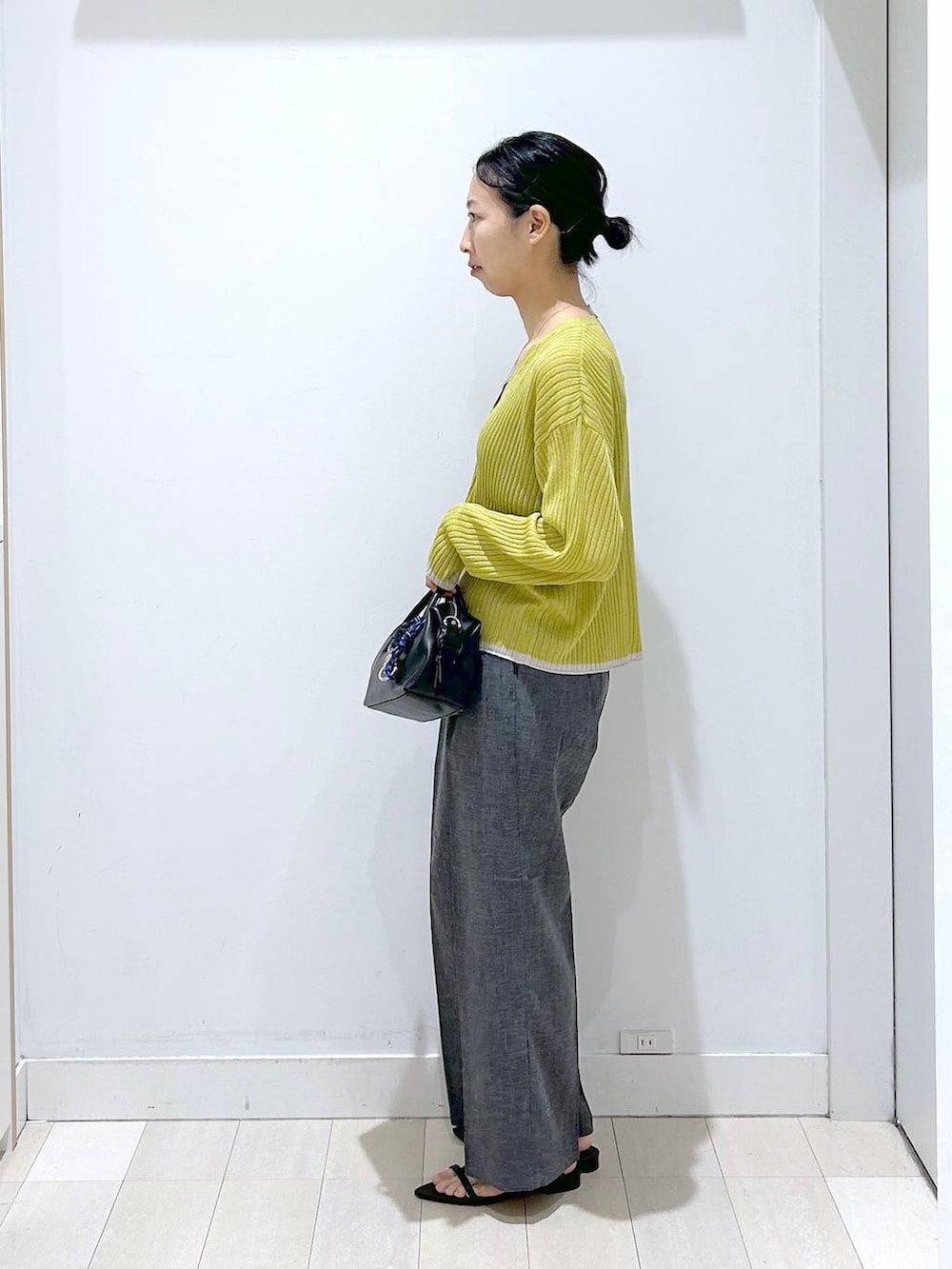 グレー系のその他パンツ、ブラック系のボストンバッグ、ブラック系のサンダルを着用したレディースの夏コーディネートの2枚目の写真
