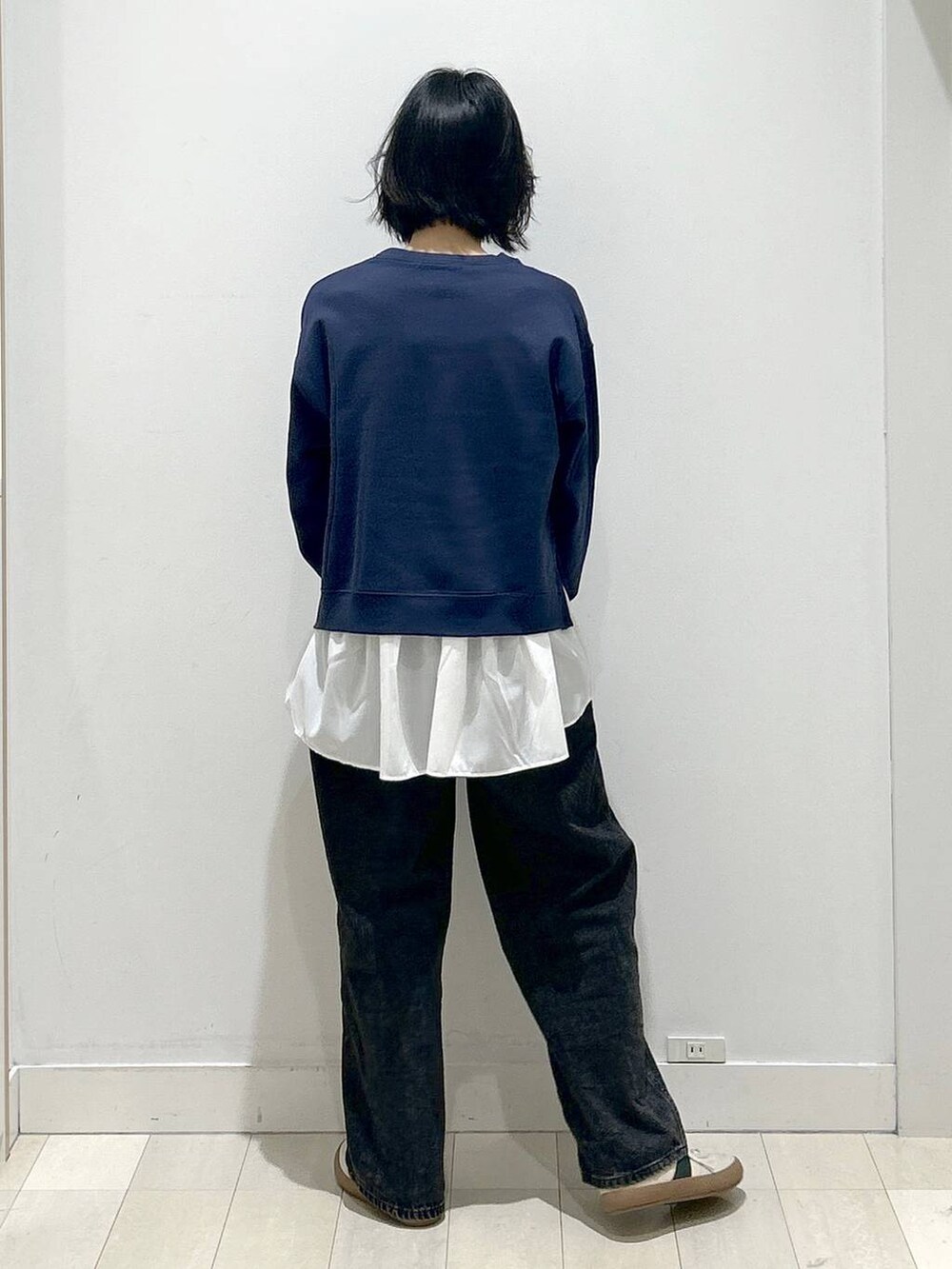 ベージュ系のスニーカー、ブラック系のデニムパンツ、ホワイト系のTシャツ/カットソーを着用したレディースの秋コーディネートの3枚目の写真