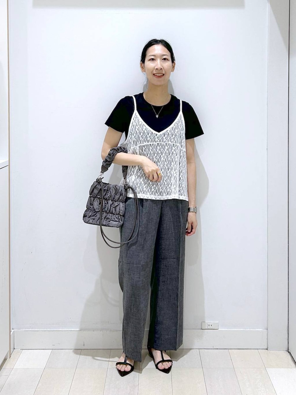 グレー系のトートバッグ、グレー系のその他パンツ、ブラック系のTシャツ/カットソーを着用したレディースの夏コーディネートの5枚目の写真