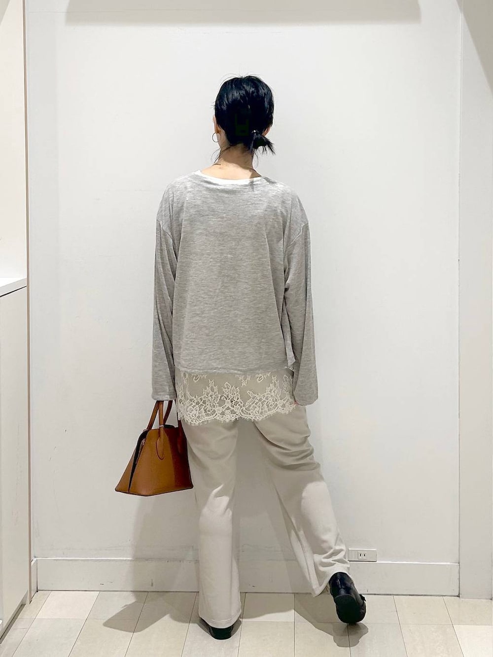 ブラック系のローファー、ブラウン系のショルダーバッグ、ベージュ系のその他パンツを着用したレディースの春コーディネートの3枚目の写真