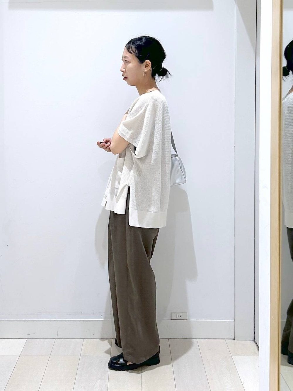 ブラウン系のその他パンツ、シルバー系のショルダーバッグ、ブラック系のタンクトップを着用したレディースの春コーディネートの2枚目の写真