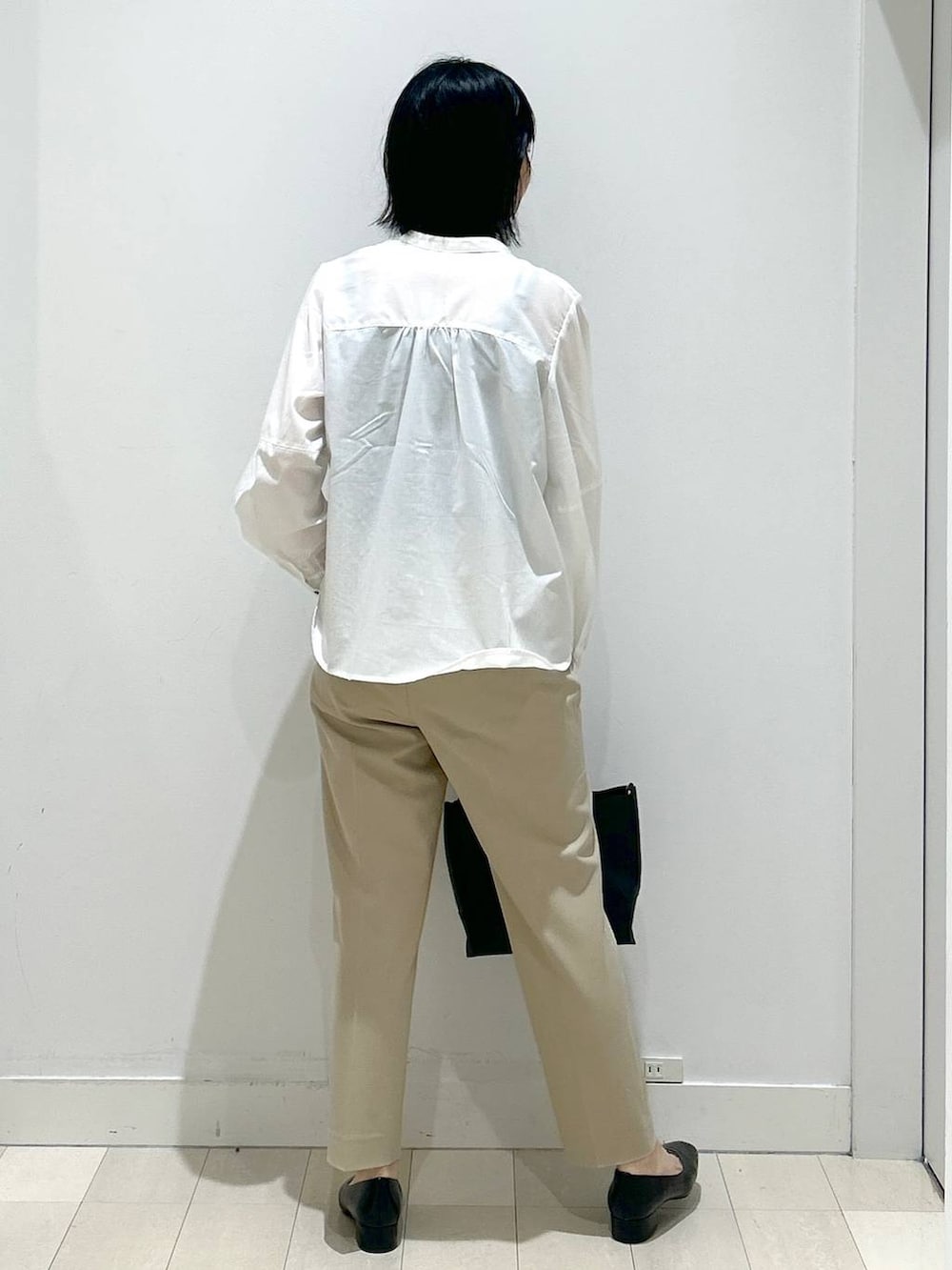 ベージュ系のその他パンツ、ブラック系のショルダーバッグ、ブラック系のパンプスを着用したレディースの春コーディネートの3枚目の写真