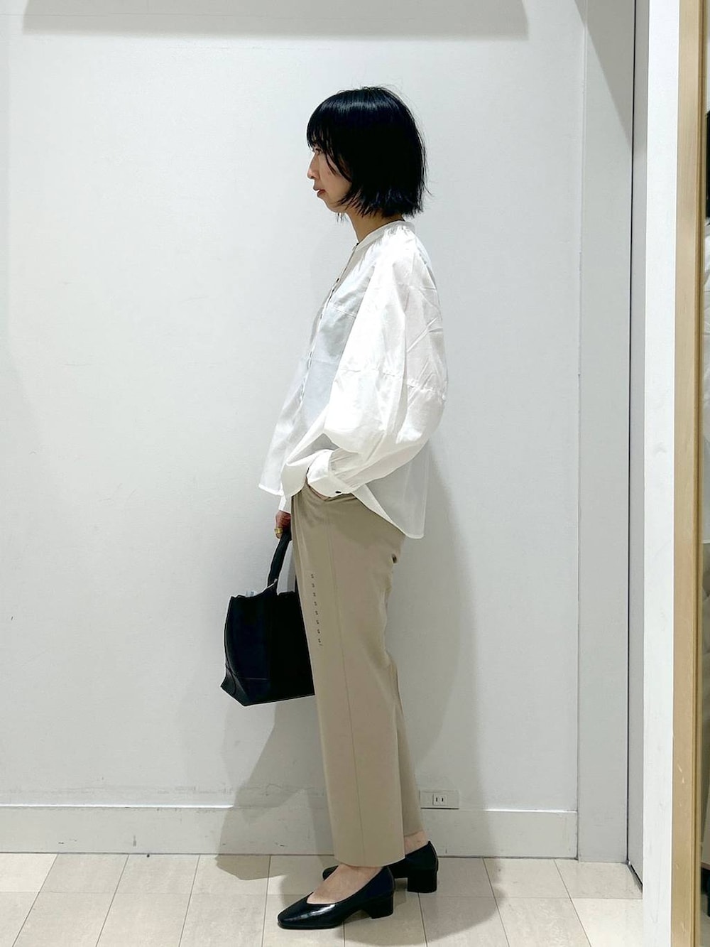 ベージュ系のその他パンツ、ブラック系のショルダーバッグ、ブラック系のパンプスを着用したレディースの春コーディネートの4枚目の写真