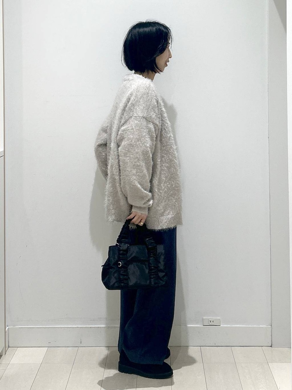 ブラック系のボストンバッグ、ブラック系のローファー、ブルー系のその他パンツを着用したレディースの秋コーディネートの2枚目の写真