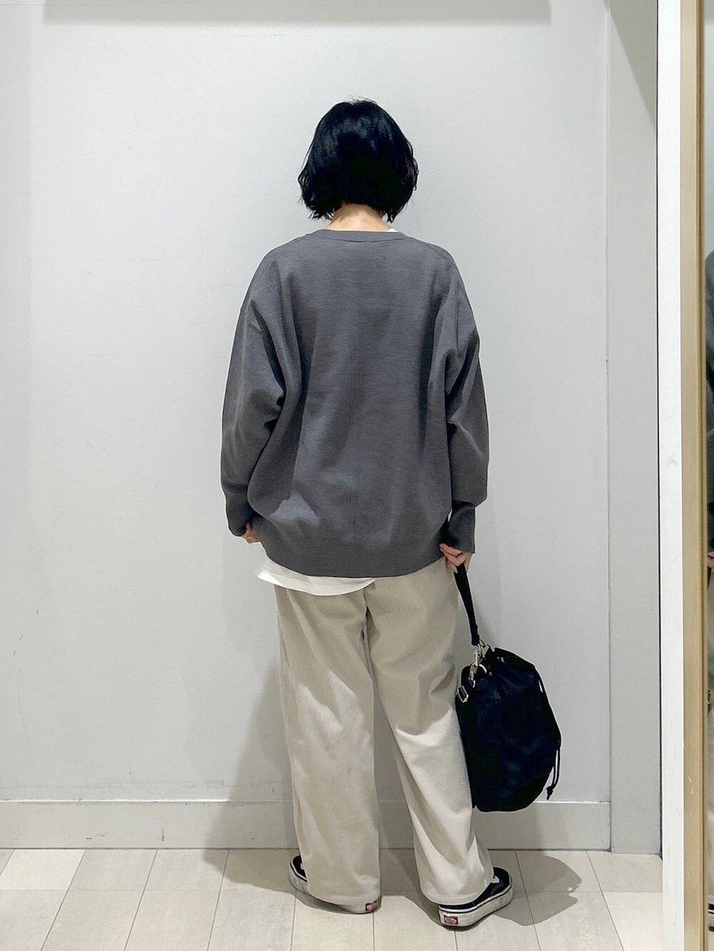 グレー系のスウェット、グレー系のその他パンツ、ブラック系のハンドバッグを着用したレディースの秋コーディネートの3枚目の写真