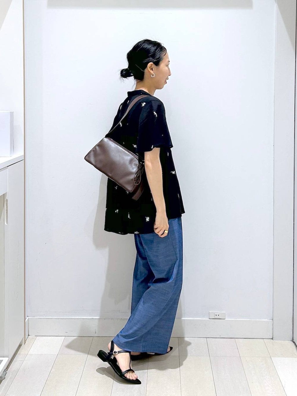 ブラウン系のショルダーバッグ、ブルー系のその他パンツ、ブラック系のサンダルを着用したレディースの夏コーディネートの4枚目の写真