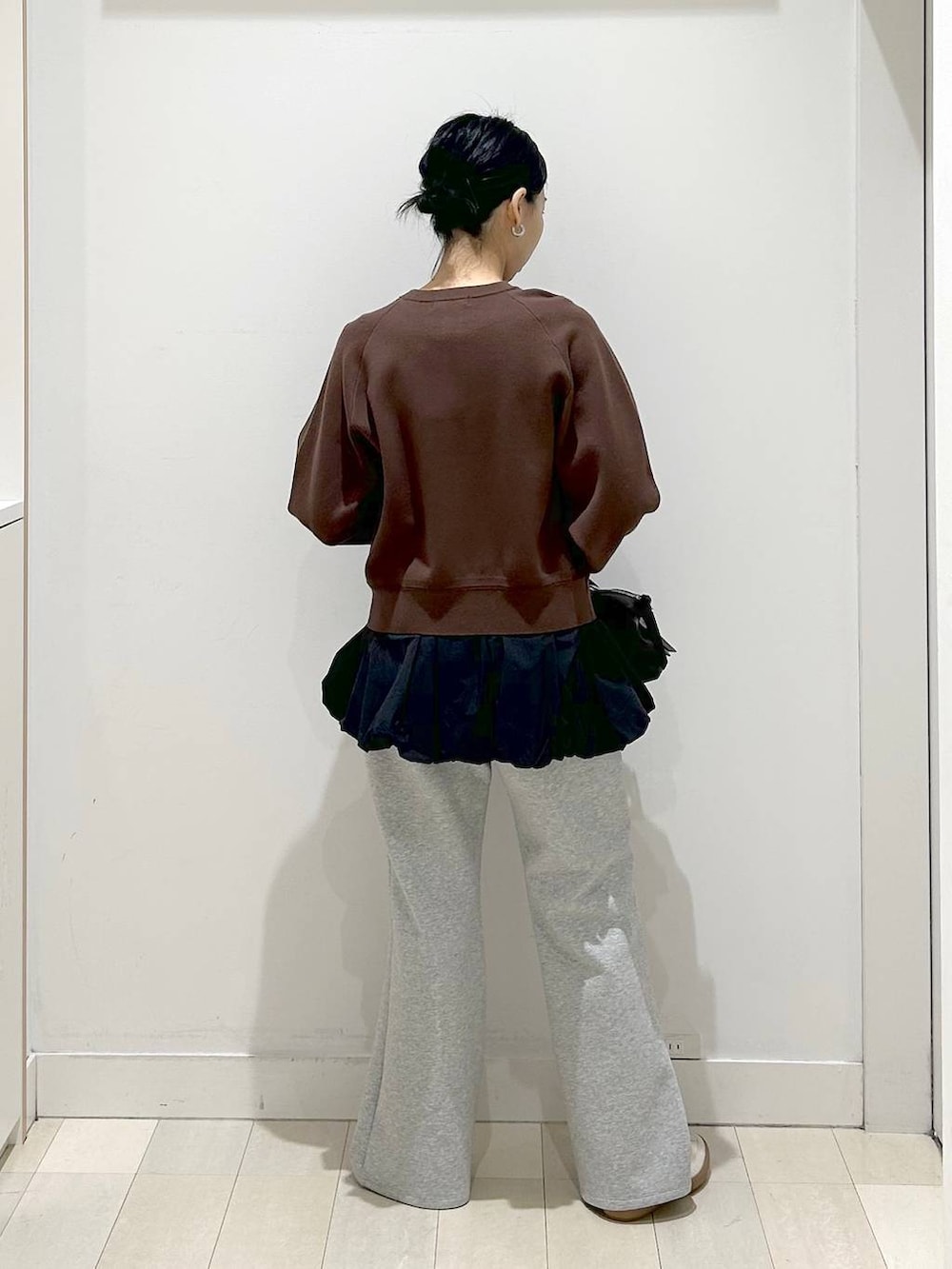 ベージュ系のスニーカー、グレー系のスウェットパンツ、ブラウン系のカーディガン/ボレロを着用したレディースの春コーディネートの3枚目の写真