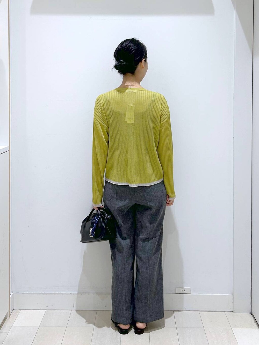グレー系のその他パンツ、ブラック系のボストンバッグ、ブラック系のサンダルを着用したレディースの夏コーディネートの3枚目の写真