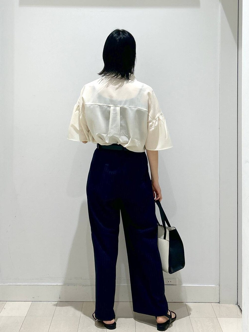 「体型カバー、着痩せ・細見え、ベーシック/シンプル、GLOBAL WORK、ウツクシルエット_GLOBAL WORK、ウツクシルエットでいこう、ウツクシルエットパンツ_GLOBAL WORK、ブラウス、夏コーデ」｜「GLOBAL WORKのスペ軽変形3WAYBAG/234491（ショルダーバッグ、ホワイト系）」を使った、rellraさん（レディース・159cm）の夏コーディネートの3枚目の写真