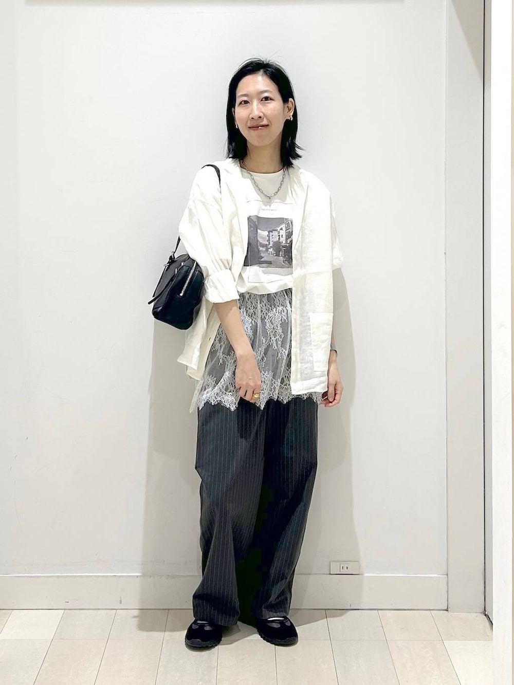 ホワイト系のシャツ/ブラウス、グレー系のその他パンツ、ホワイト系のTシャツ/カットソーを着用したレディースの春コーディネートの5枚目の写真