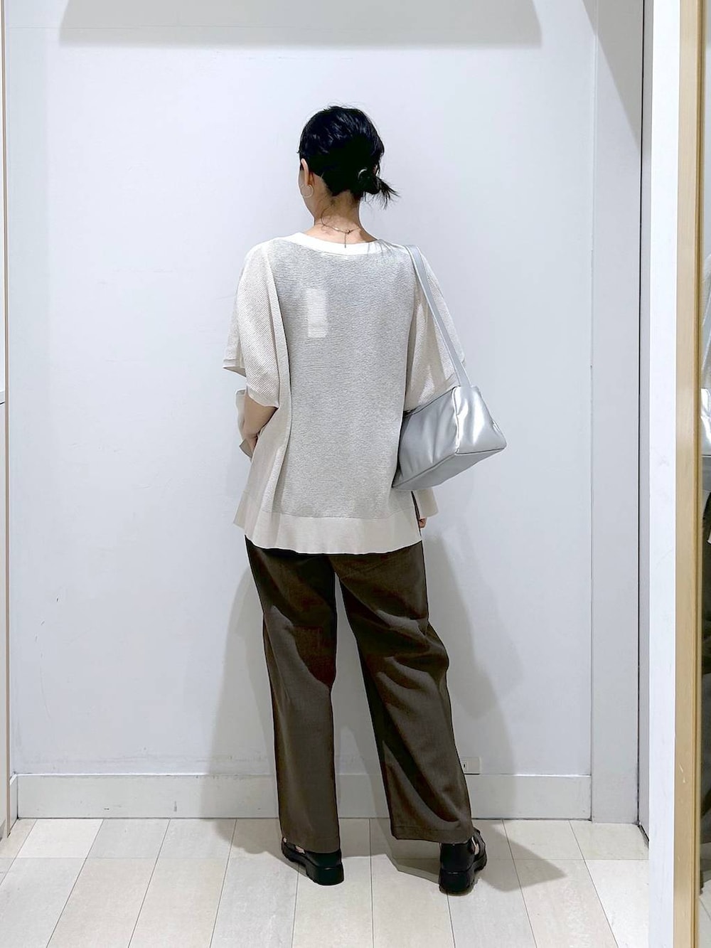 ブラウン系のその他パンツ、シルバー系のショルダーバッグ、ブラック系のタンクトップを着用したレディースの春コーディネートの3枚目の写真