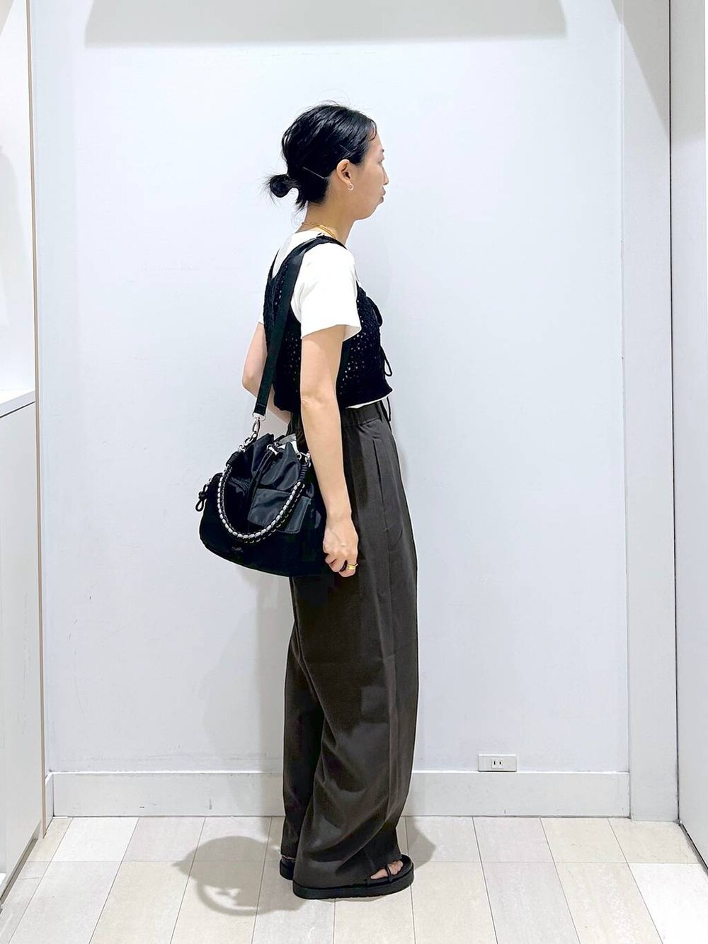 ブラック系のその他トップス、ブラック系のショルダーバッグ、ブラウン系のその他パンツを着用したレディースの夏コーディネートの4枚目の写真