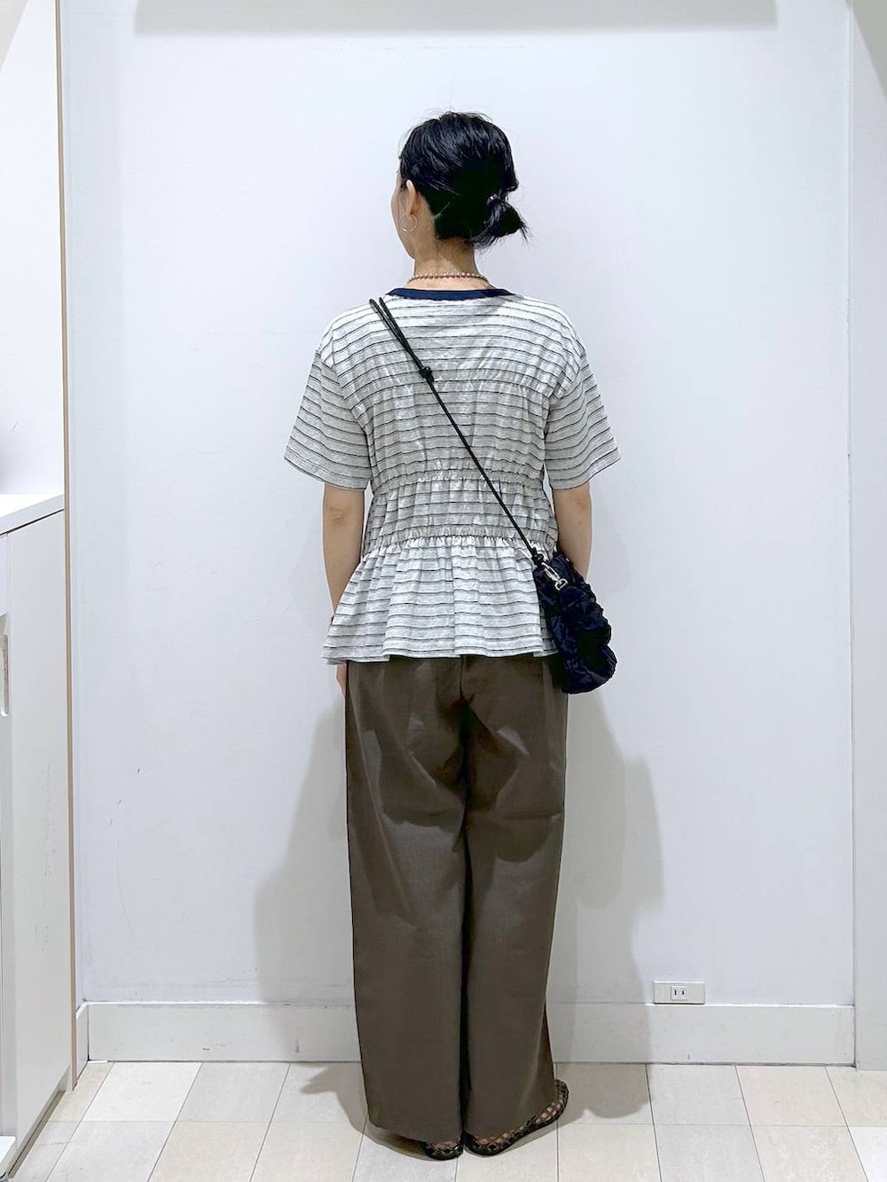 ブラウン系のその他パンツ、ブラック系のサンダル、グレー系のTシャツ/カットソーを着用したレディースの夏コーディネートの3枚目の写真
