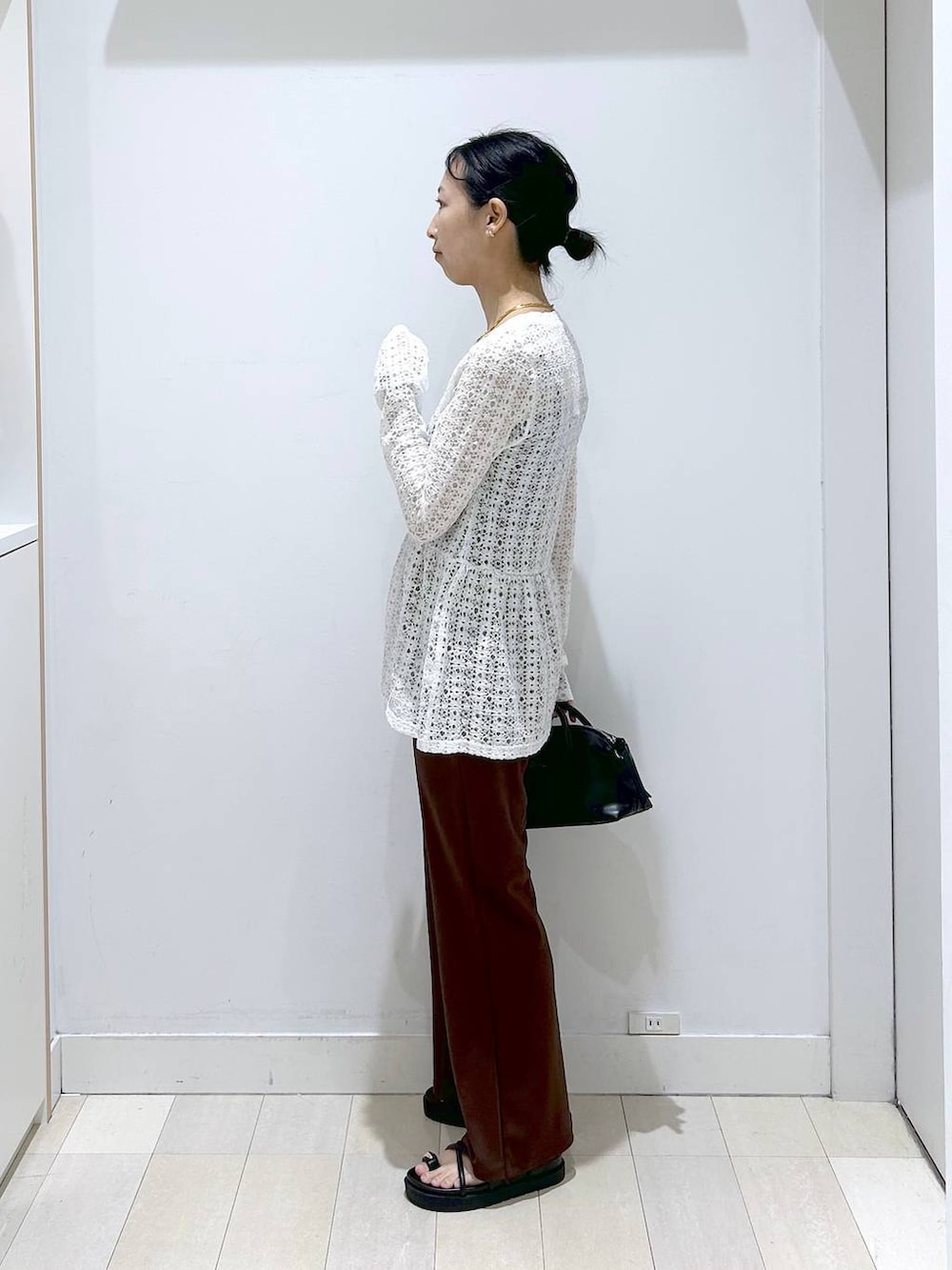 ホワイト系のTシャツ/カットソー、ブラック系のボストンバッグ、ブラック系のサンダルを着用したレディースの夏コーディネートの2枚目の写真