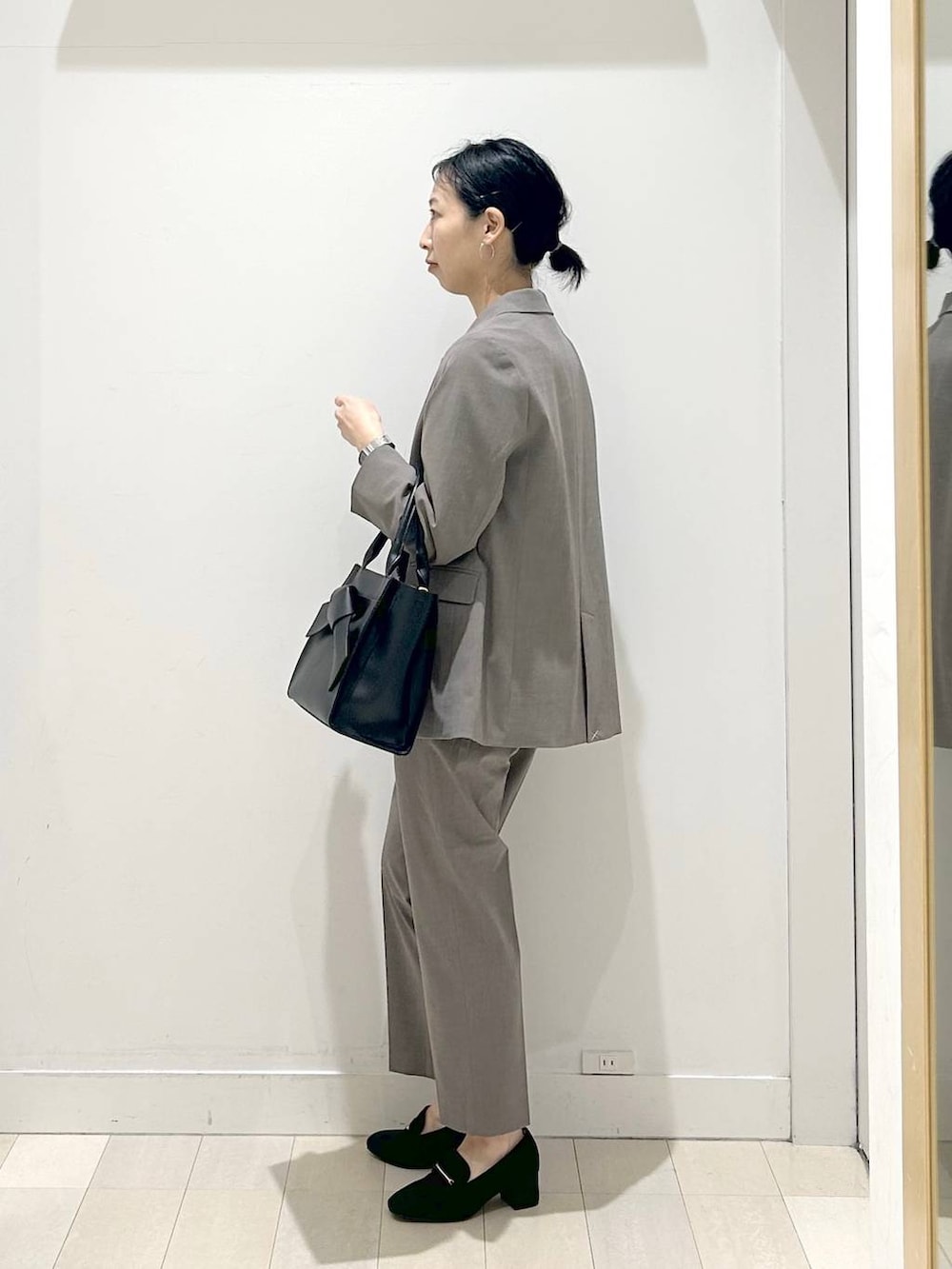 ブラック系のローファー、ブラウン系のスラックス、ホワイト系のシャツ/ブラウスを着用したレディースの春コーディネートの4枚目の写真