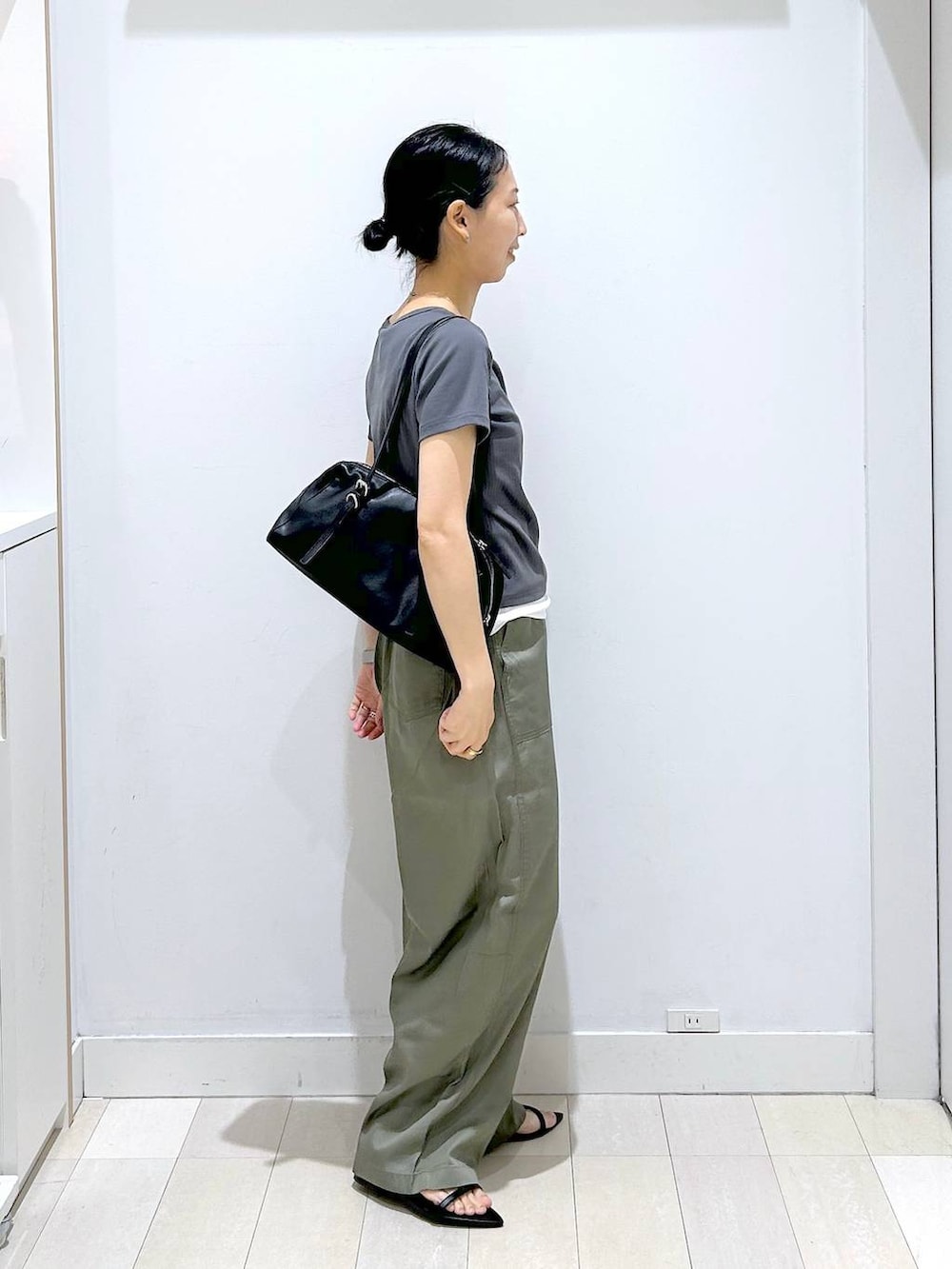 ブラック系のショルダーバッグ、グリーン系のその他パンツ、グレー系のTシャツ/カットソーを着用したレディースの夏コーディネートの4枚目の写真