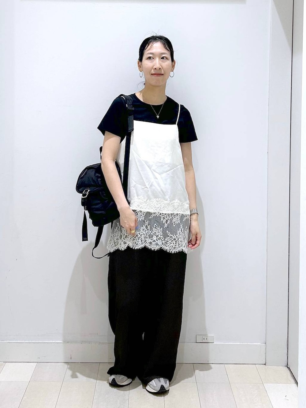 ブラック系のバックパック/リュック、ホワイト系のキャミソール、ホワイト系のTシャツ/カットソーを着用したレディースの夏コーディネートの5枚目の写真