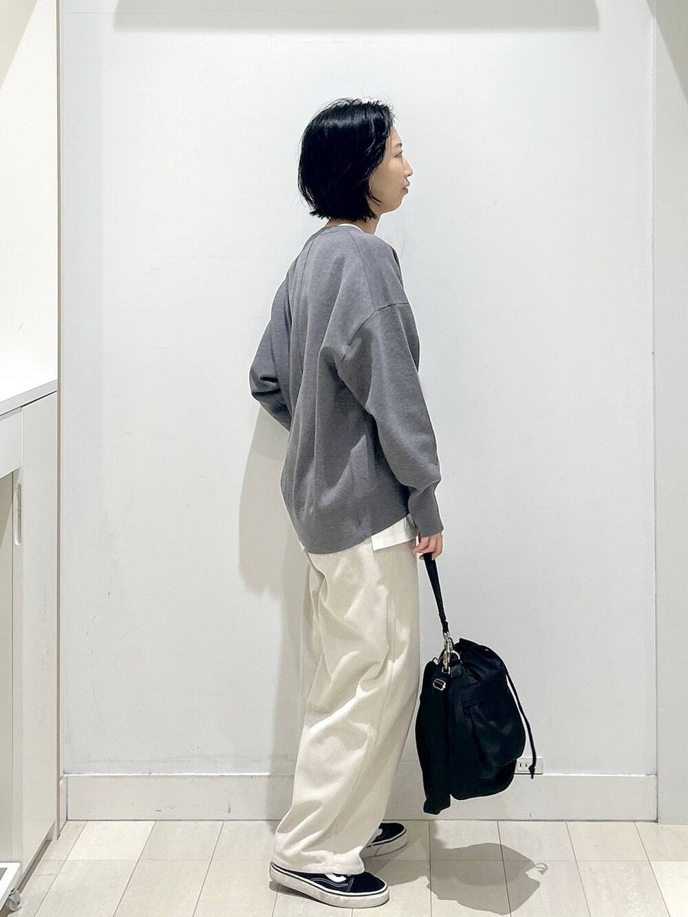 グレー系のスウェット、グレー系のその他パンツ、ブラック系のハンドバッグを着用したレディースの秋コーディネートの2枚目の写真