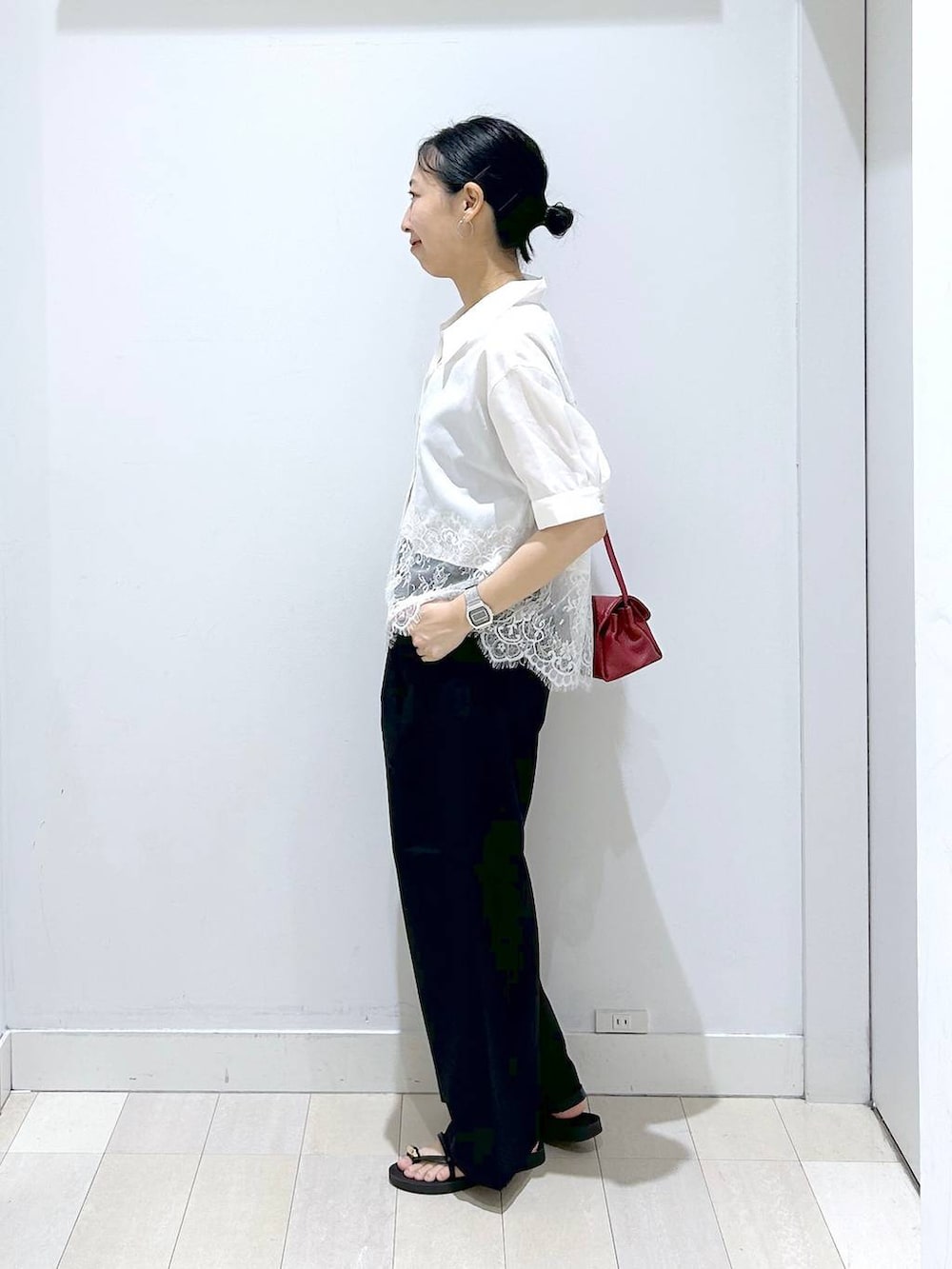 レッド系のショルダーバッグ、ブラック系のその他パンツ、ブラック系のサンダルを着用したレディースの夏コーディネートの2枚目の写真