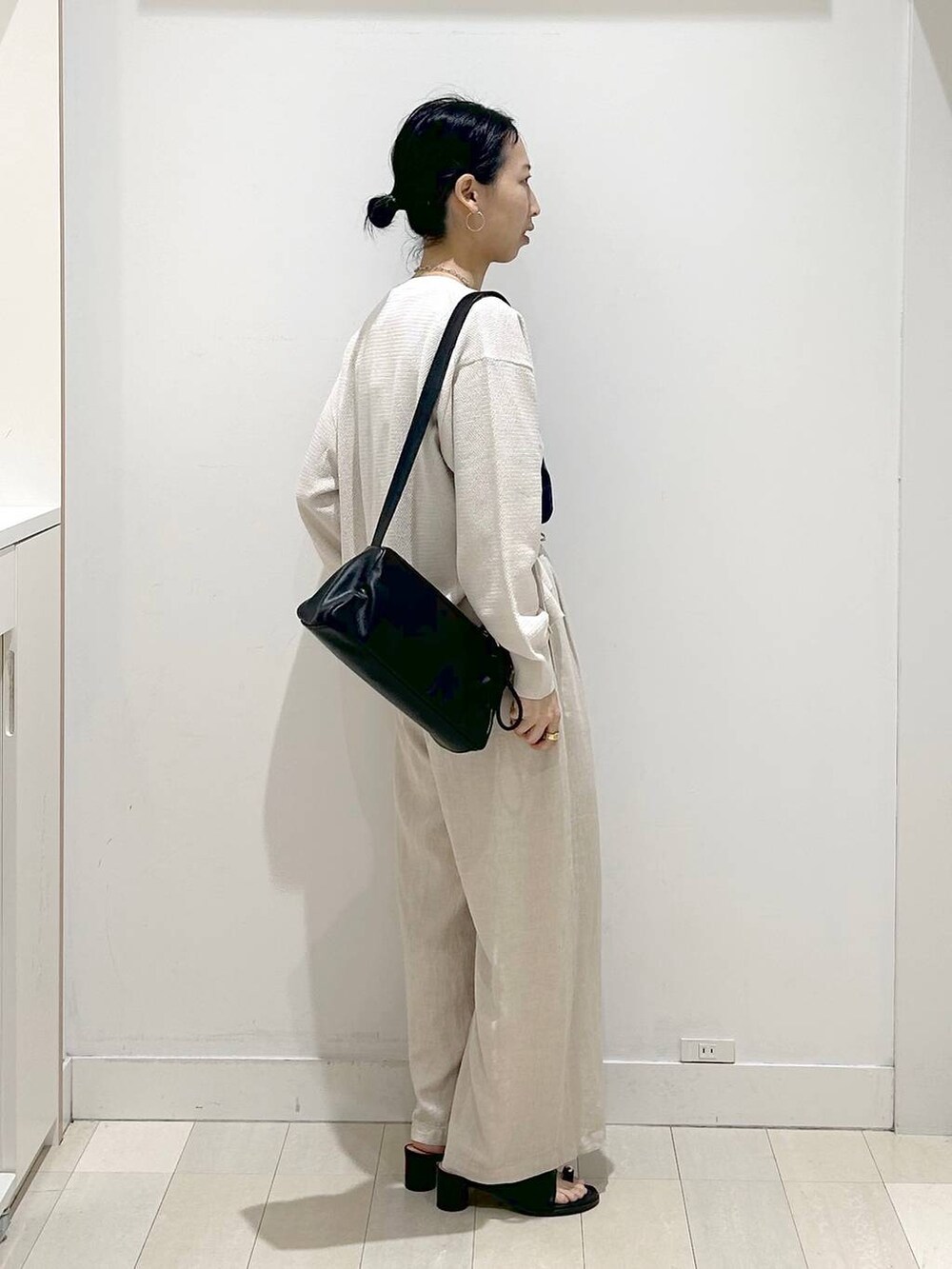ホワイト系のその他パンツ、ブラック系のショルダーバッグ、ブルー系のTシャツ/カットソーを着用したレディースの春コーディネートの4枚目の写真