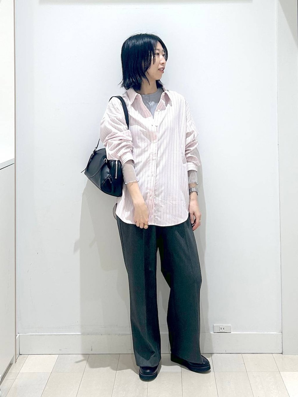 ブラック系のローファー、ピンク系のシャツ/ブラウス、グレー系のTシャツ/カットソーを着用したレディースの春コーディネートの5枚目の写真