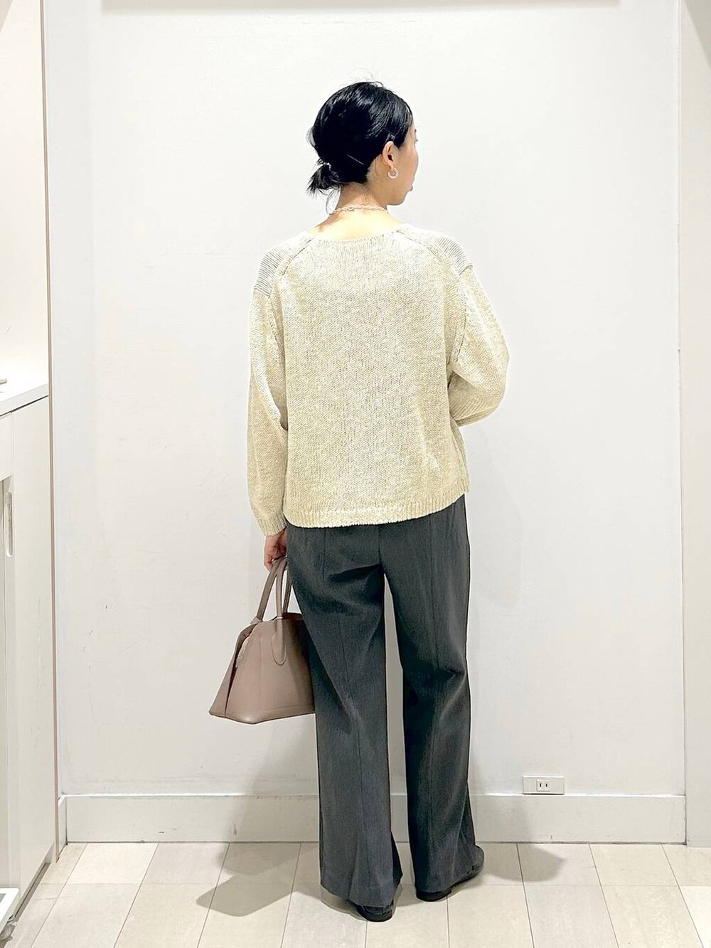 ブラック系のローファー、ベージュ系のショルダーバッグ、グレー系のその他パンツを着用したレディースの春コーディネートの3枚目の写真