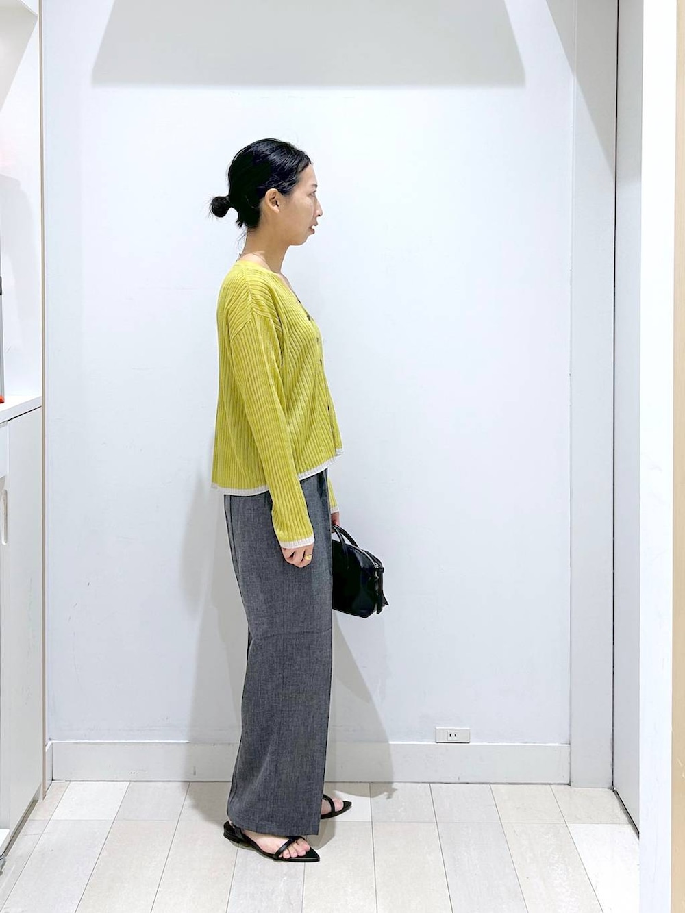グレー系のその他パンツ、ブラック系のボストンバッグ、ブラック系のサンダルを着用したレディースの夏コーディネートの4枚目の写真