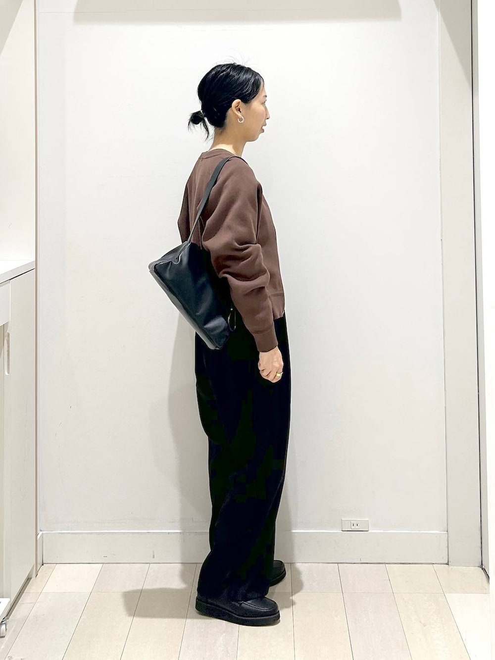 ブラック系のローファー、ブラウン系のカーディガン/ボレロ、ブラック系のショルダーバッグを着用したレディースの春コーディネートの2枚目の写真