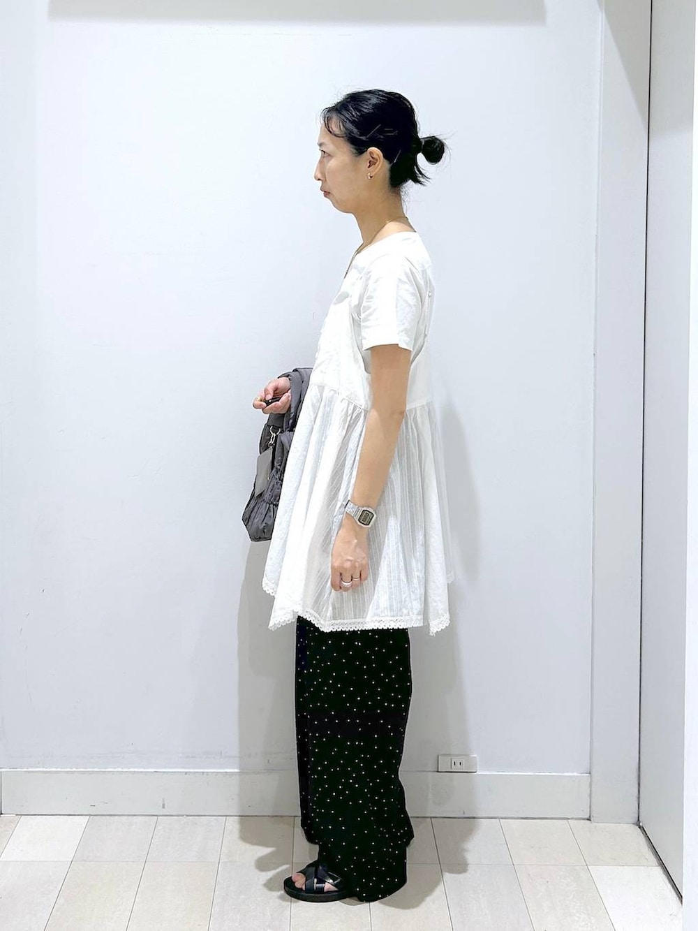 ホワイト系のシャツ/ブラウス、その他のその他パンツ、グレー系のトートバッグを着用したレディースの夏コーディネートの2枚目の写真