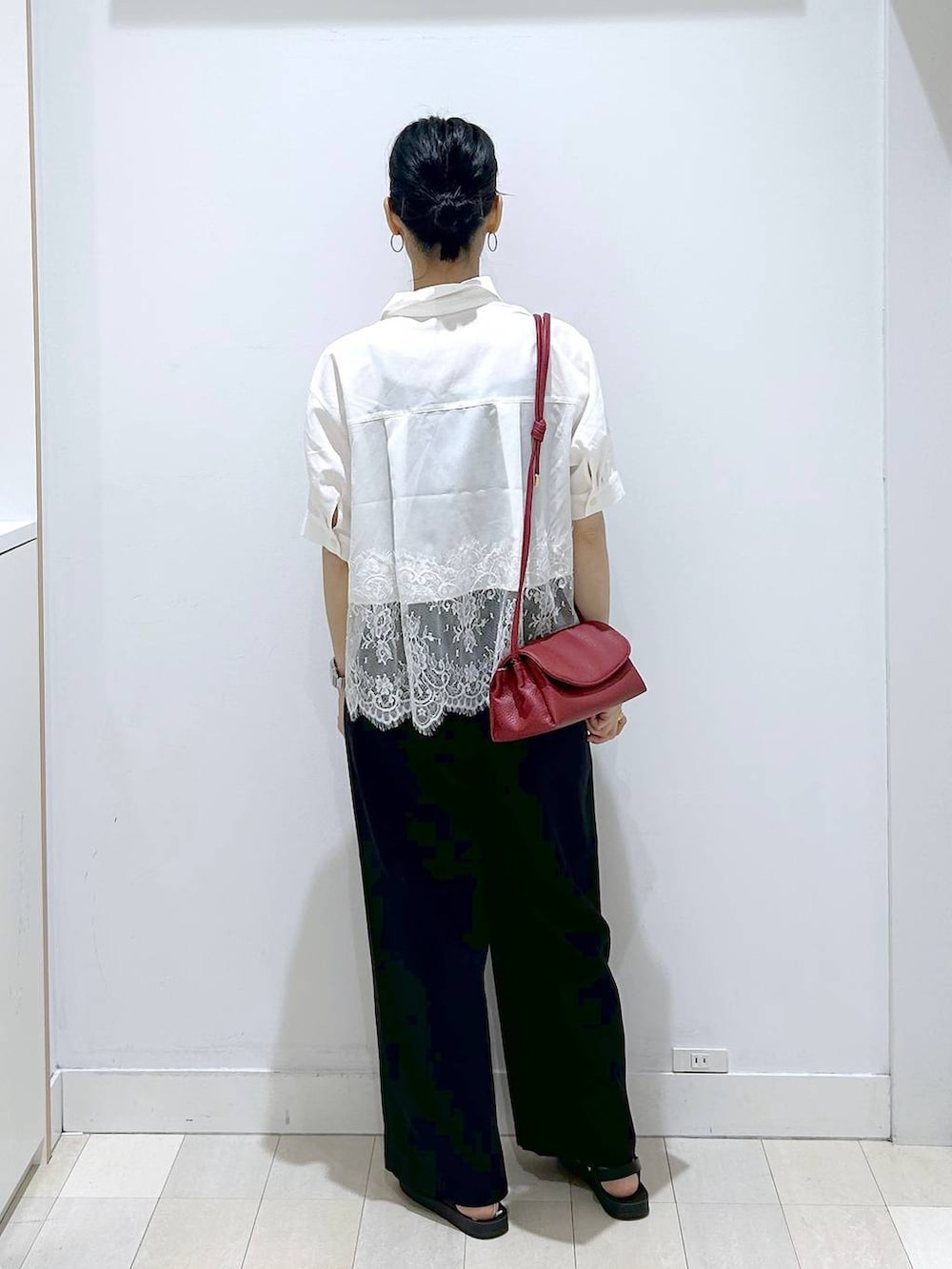 レッド系のショルダーバッグ、ブラック系のその他パンツ、ブラック系のサンダルを着用したレディースの夏コーディネートの3枚目の写真