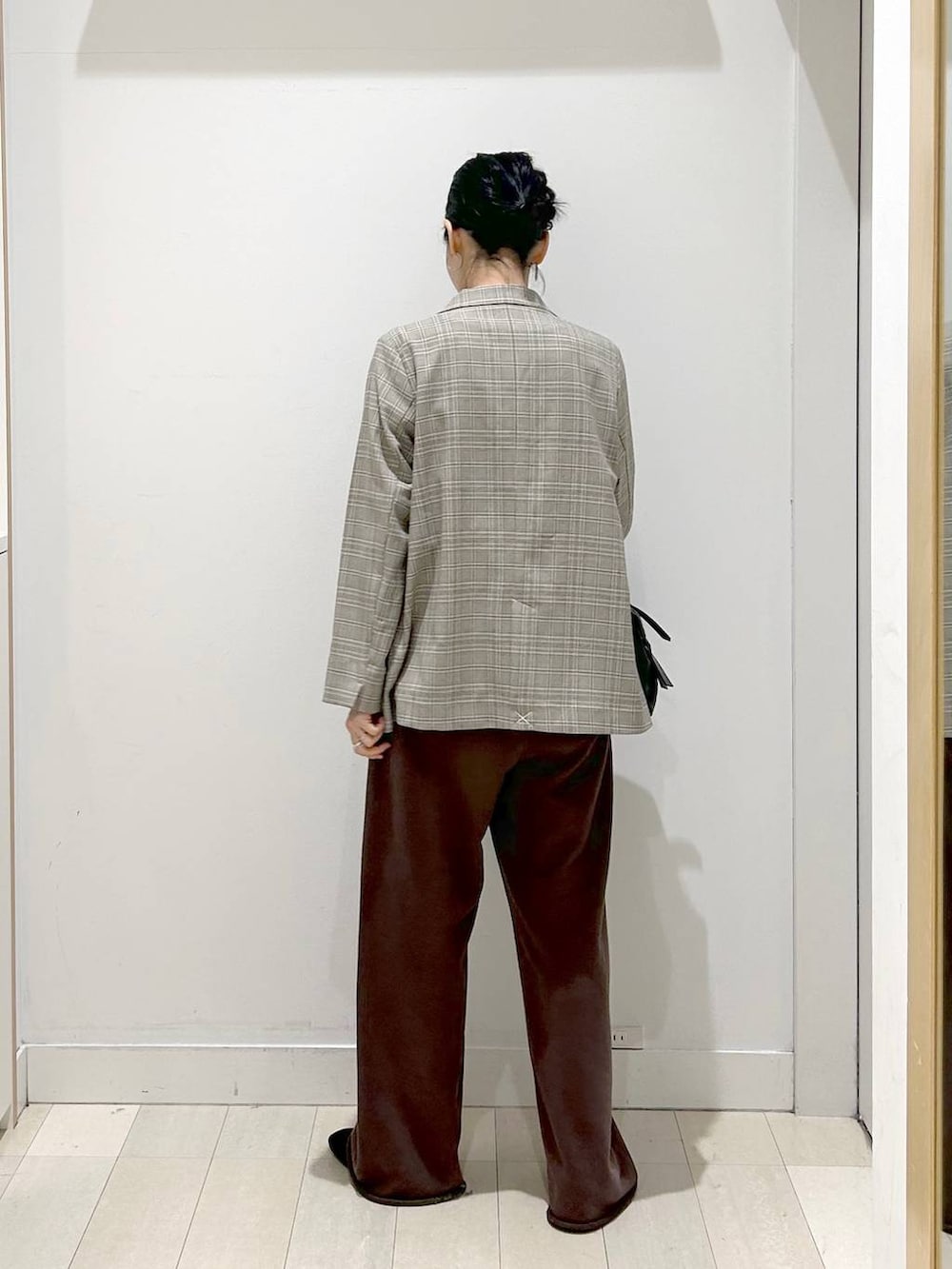 ブラック系のローファー、ブラック系のボストンバッグ、ブラウン系のスウェットパンツを着用したレディースの春コーディネートの3枚目の写真